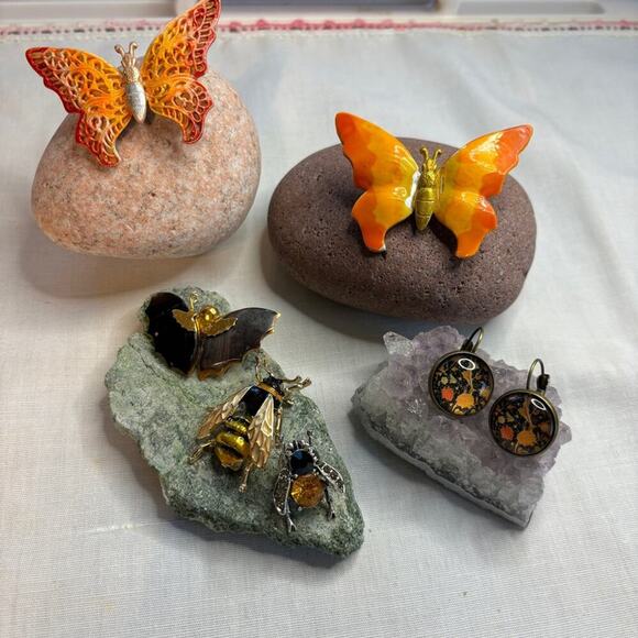 Bumble & Butterfly Lot of Vintage Pins Brooches Earring Ornate Insects Retro - Picture 2 of 11